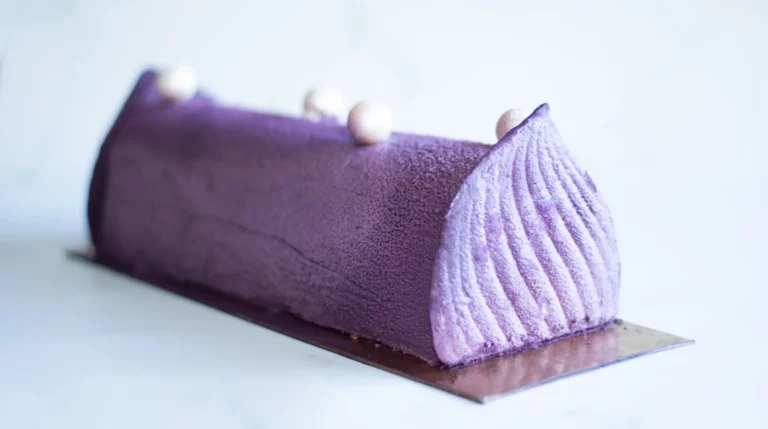 Bûche de Noël violette à l'Ubé avec effet velours