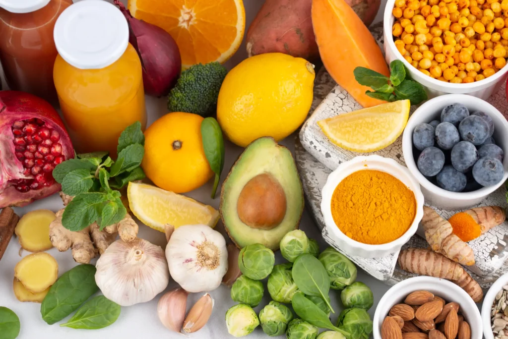 assortiment de compléments alimentaires essentiels pour l'hiver incluant vitamine D et zinc