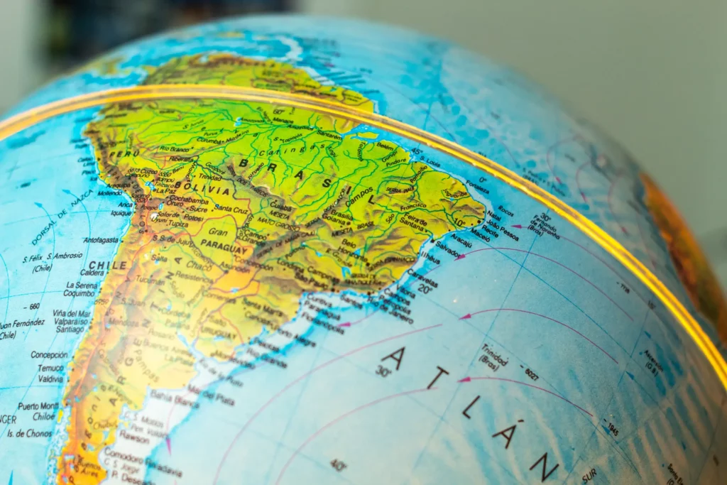 Gros plan sur le Brésil et l'Amérique du Sud sur un globe terrestre, montrant la route maritime vers l'Europe pour les exportations agricoles