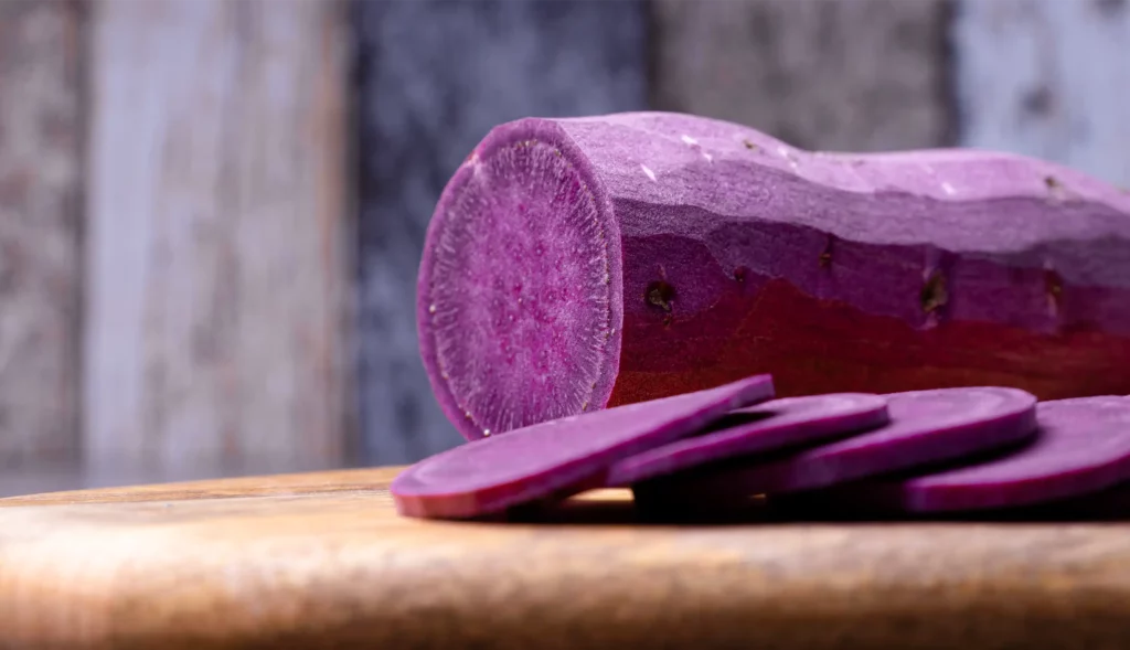 Tranches d ubé violet decoupees avant sechage pour obtenir une poudre d ube naturelle