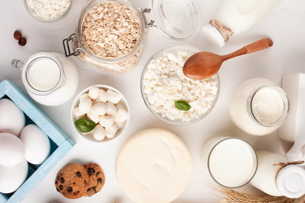 Vue de produits laitiers consommes au quotidien illustrant les apports en calcium a associer a la vitamine K2