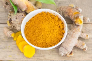 Curcuma en poudre utilise pour aider a soulager les raideurs et douleurs des articulations sensibles