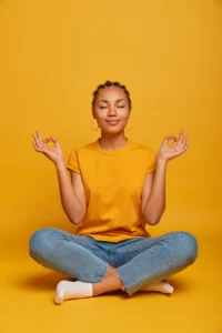 Femme en posture de yoga illustrant les bienfaits des compléments alimentaires naturels pour améliorer la qualité du sommeil et diminuer l'anxiété