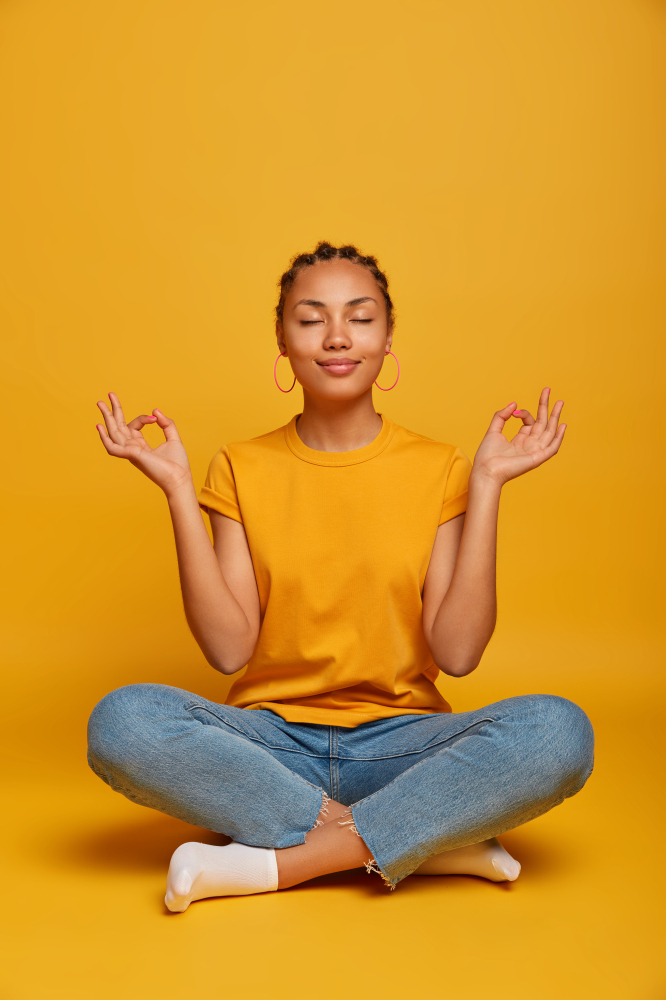 Femme en posture de yoga illustrant les bienfaits des compléments alimentaires naturels pour améliorer la qualité du sommeil et diminuer l'anxiété