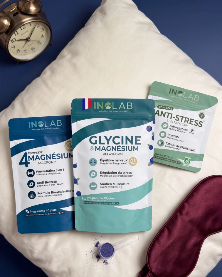 Pack sommeil et anti-stress Inolab avec glycine magnésium, 4 magnésium et ashwagandha rhodiola bio, disposé sur un oreiller avec réveil et masque de nuit