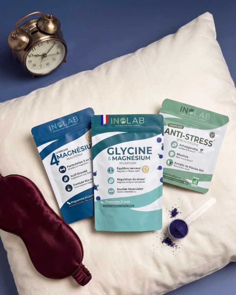 Pack sommeil anti-stress Inolab posé sur un oreiller avec réveil et masque de nuit, glycine magnésium, 4 magnésium et complexe ashwagandha rhodiola bio