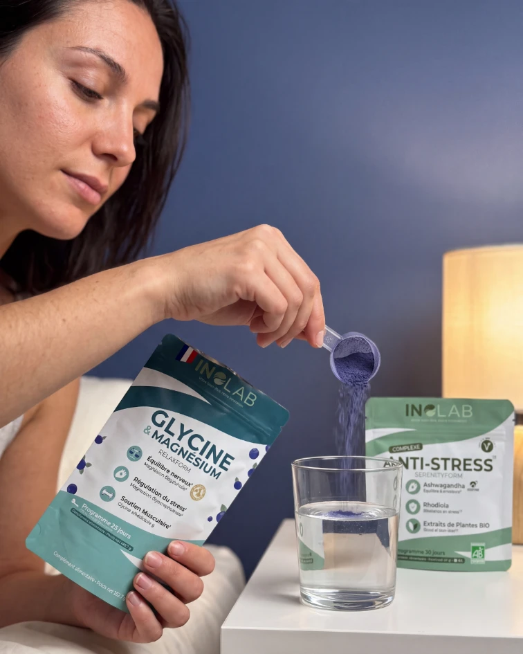 Femme versant le complément glycine et magnésium Inolab dans un verre d'eau le soir, rituel anti-stress pour favoriser le sommeil