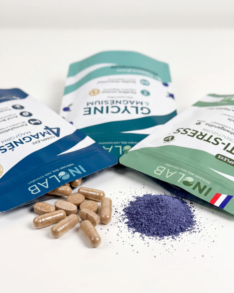 Gros plan sur les sachets glycine magnésium et complexe 4 magnésium Inolab, gélules et poudre de magnésium bisglycinate à l'origine naturelle