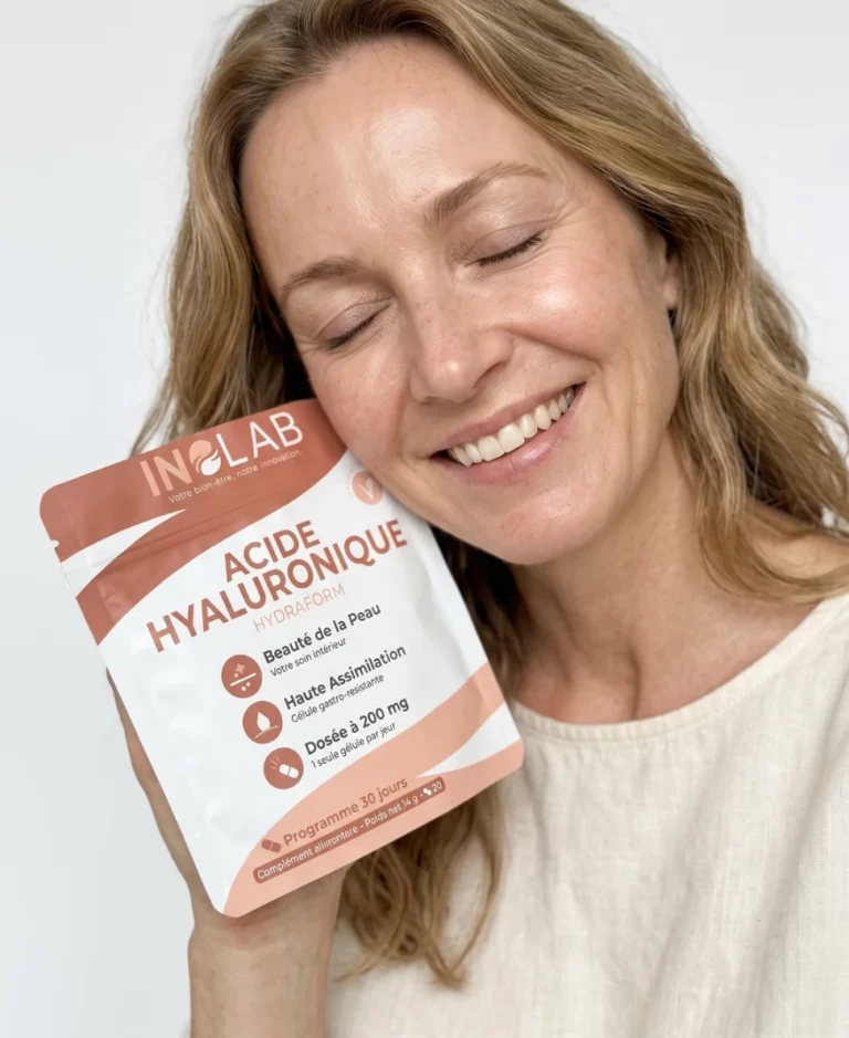 Gélule HYDRAFORM dans la paume d'une main, routine beauté du matin avec un verre d'eau