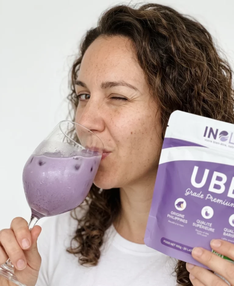 Ube latte violet dans une tasse, préparé avec la poudre UBE BIO Inolab et du lait végétal, avec avis clients