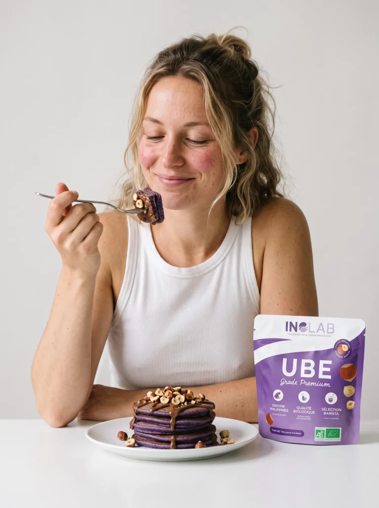 Femme préparant un ube latte à la noisette en versant du lait d'ube violet, pochon d'Ube Noisette Inolab à côté