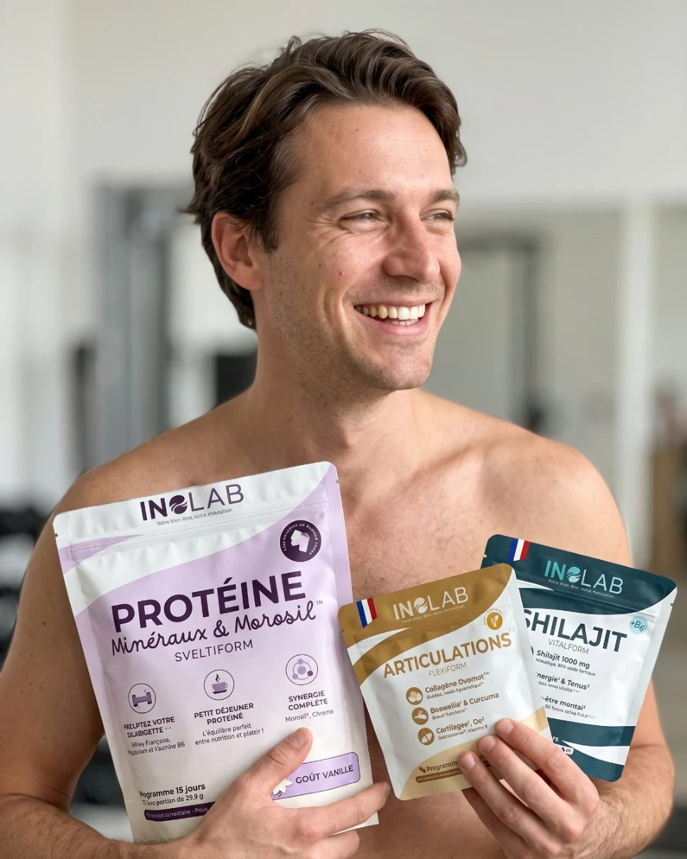 homme souriant tenant le pack performance inolab avec protéine sveltiform vanille, collagène ovomet flexiform pour les articulations et shilajit 1000 mg vitalform