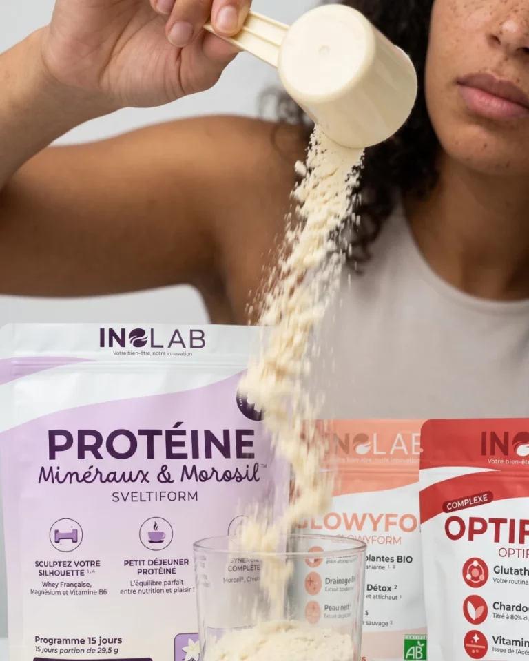femme versant une dosette de protéine sveltiform vanille dans un verre, avec le pack silhouette inolab : whey française, magnésium, glowyform draineur bio et optiform détox foie